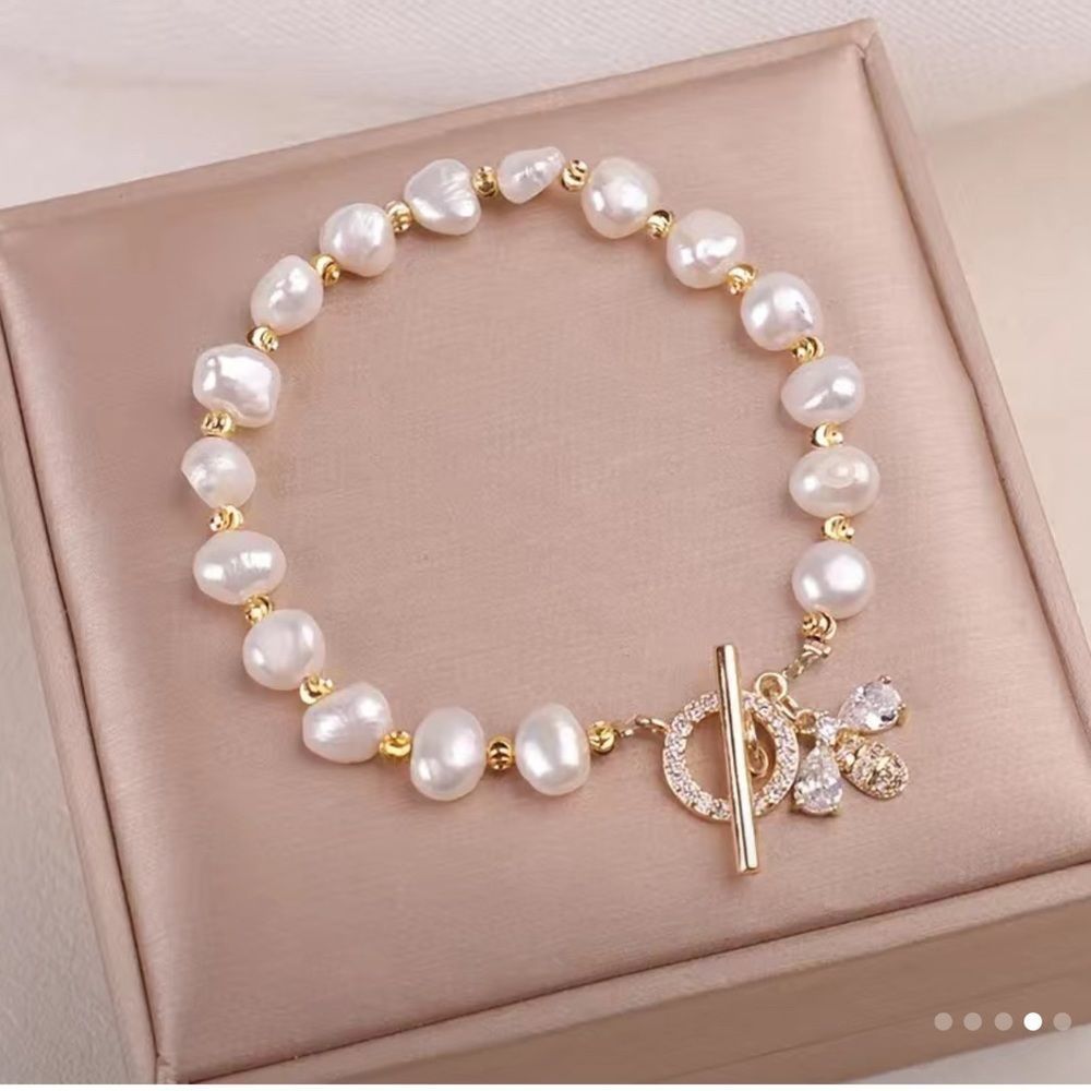 Gold Pearl Bee 🐝 bracelet